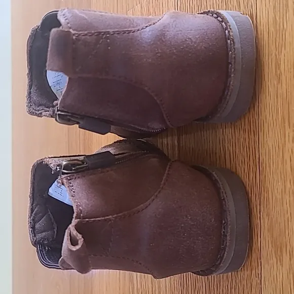 Kid's UGG Callum Suede boots in Brown; Size 8